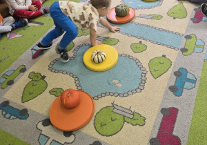 Dzieci bawią się w zabawy ruchowe z wykorzystaniem dyni