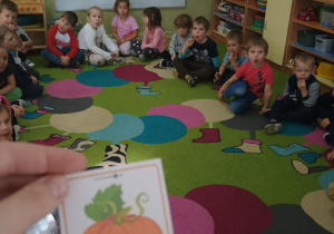 Dzieci realizują zadania logopedyczne na pdtawie dyniowych kart pracy