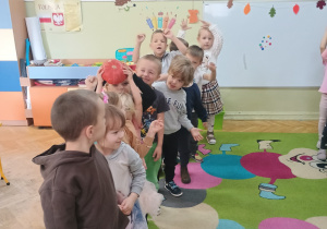 Dzieci bawią się w zabawy ruchowe z wykorzystaniem dyni