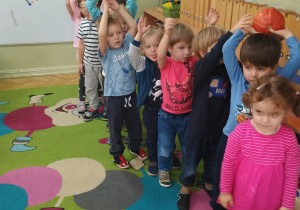 Dzieci bawią się w zabawy ruchowe z wykorzystaniem dyni