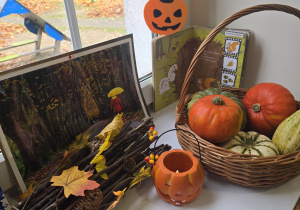 Zdjęcie przedstawia dary jesni na parapecie przedszkolnym.