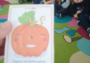 Dzieci realizują zadania logopedyczne na pdtawie dyniowych kart pracy