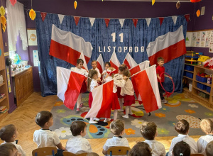 Dzieci tańczą z flagami Polski