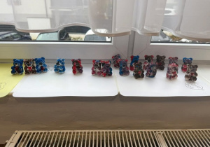 zdjęcia przedstawia pomalowane przez dzieci małe gipsowe misie