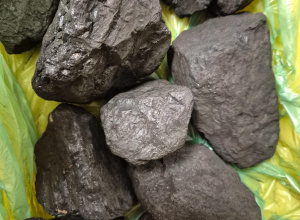 na zdjęciu widnieją niewielkie bryły węgla