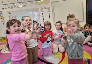 dzieci pokazują rączki ubrudzone węgla