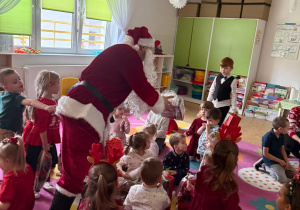 Mikołaj przybija z dziećmi piątkę