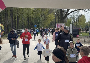 na zdjęciu widać biegaczy, którzy pokonują metę biegową