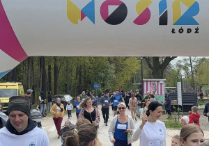 na zdjęciu widać biegaczy, którzy pokonują metę biegową