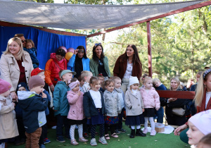 Pasowanie na przedszkolaka. Dzieci z najmłodszych grup śpiewają piosenkę na scenie.